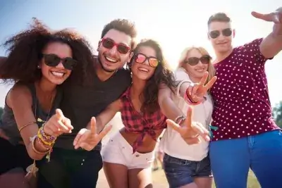 Grupo de amigos riendo