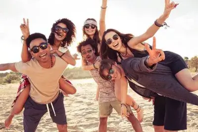 Personas disfrutando de un grupo de WhatsApp